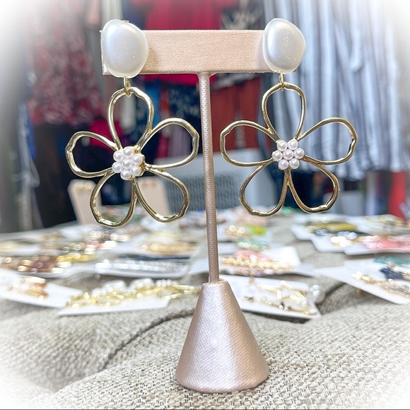 💕Beautiful Gold Tone Flower Faux Pearl Fashion Earrings💕 - Picture 2 of 8